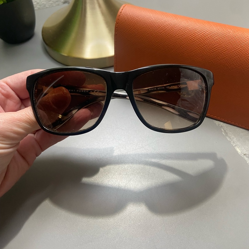 SOLD🚫TORY BURCH sunglasses w/case 🧡